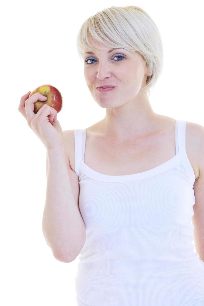 heureuse jeune femme mange une pomme verte isolée sur blanc photo