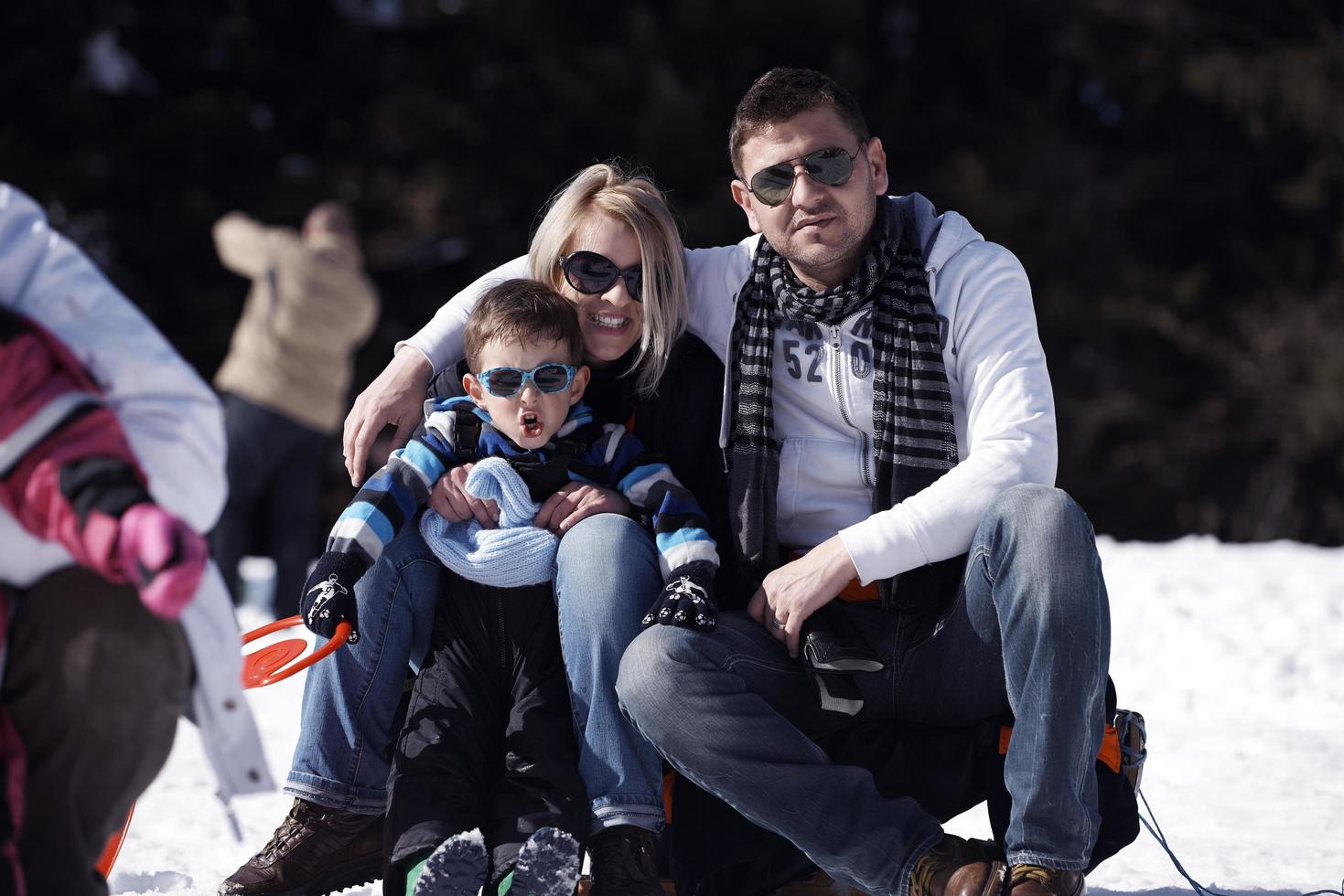 portrait de famille lors d'une belle journée d'hiver photo