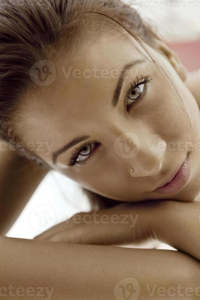 belle jeune femme bronzant au solarium photo