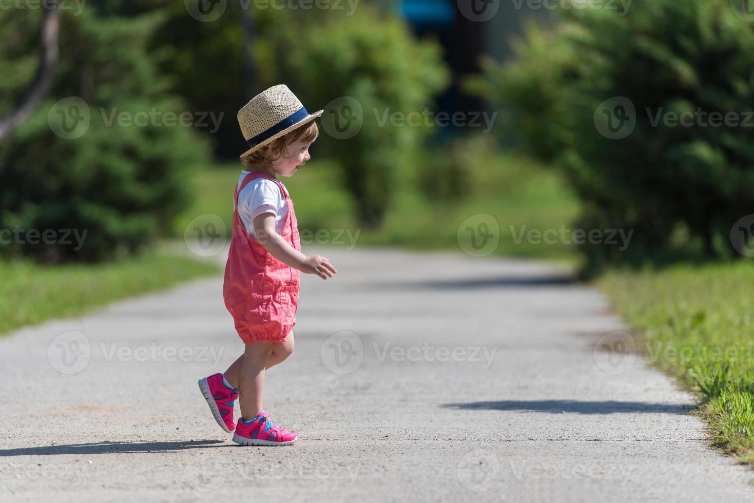 petite fille qui court dans le parc d'été photo