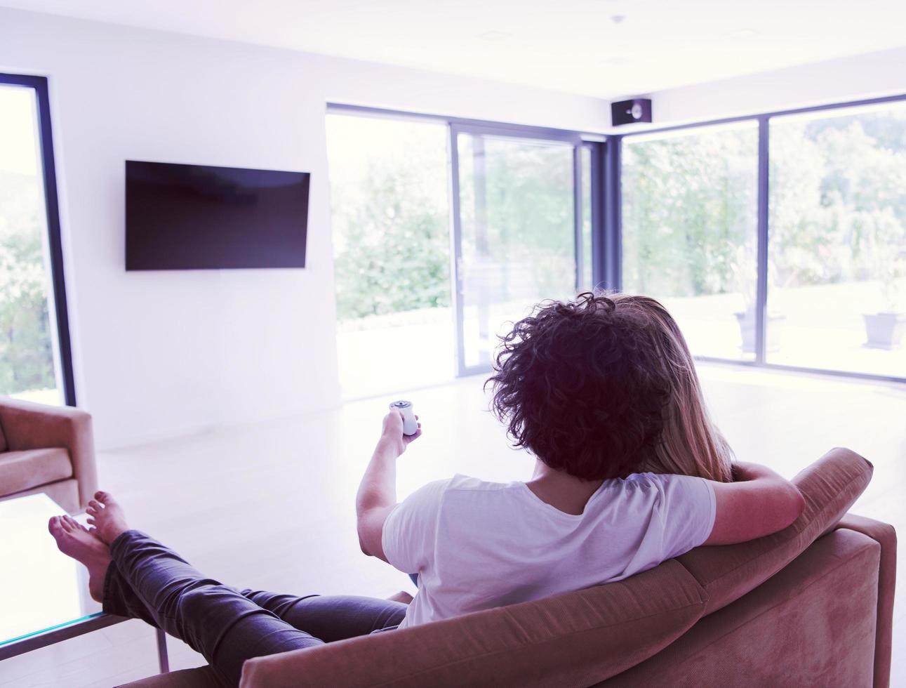 vue arrière du couple regardant la télévision photo