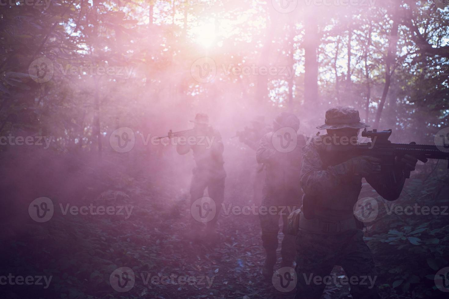 escouade de soldats de la guerre moderne au combat photo