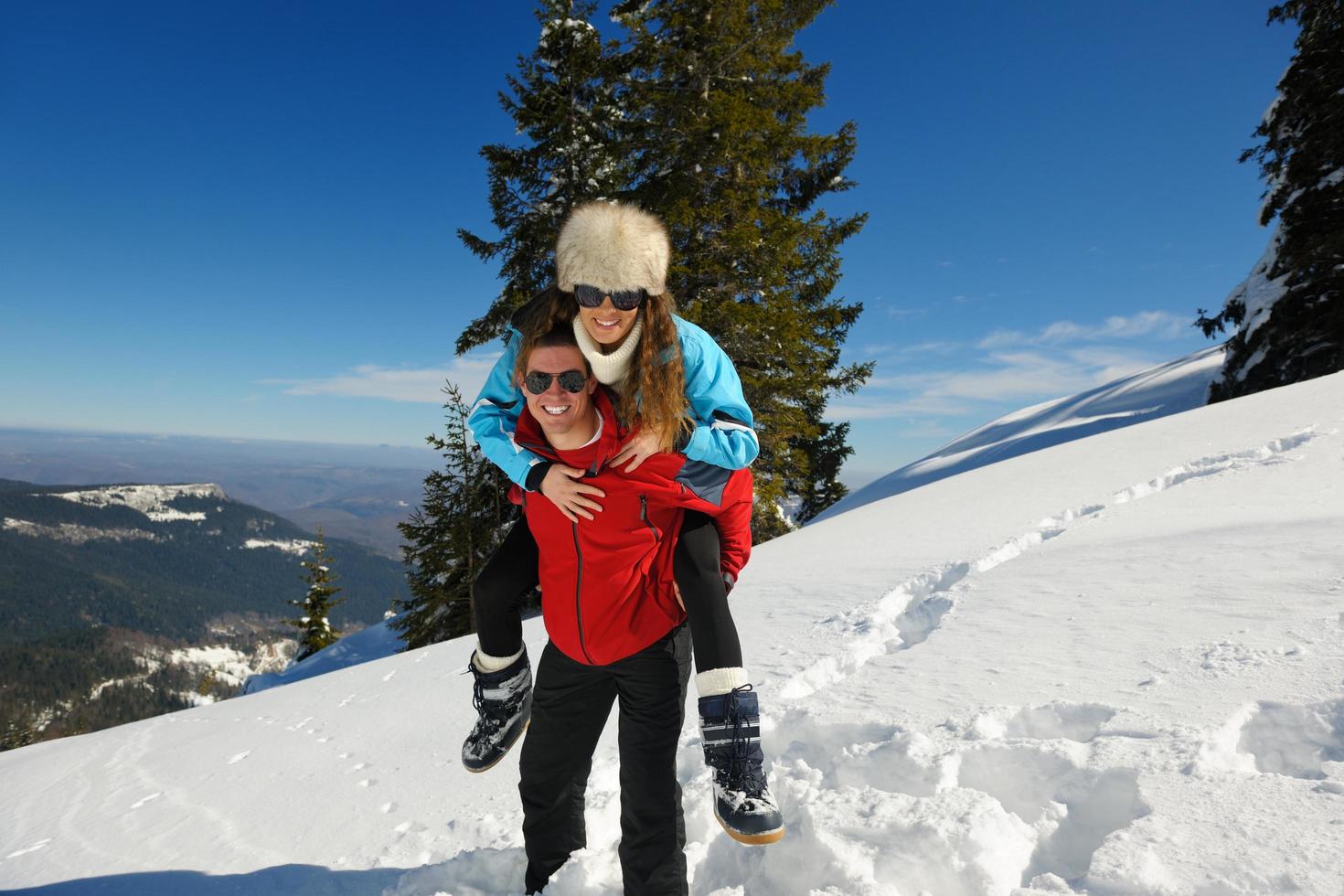 jeune couple, dans, hiver, neige, scène photo