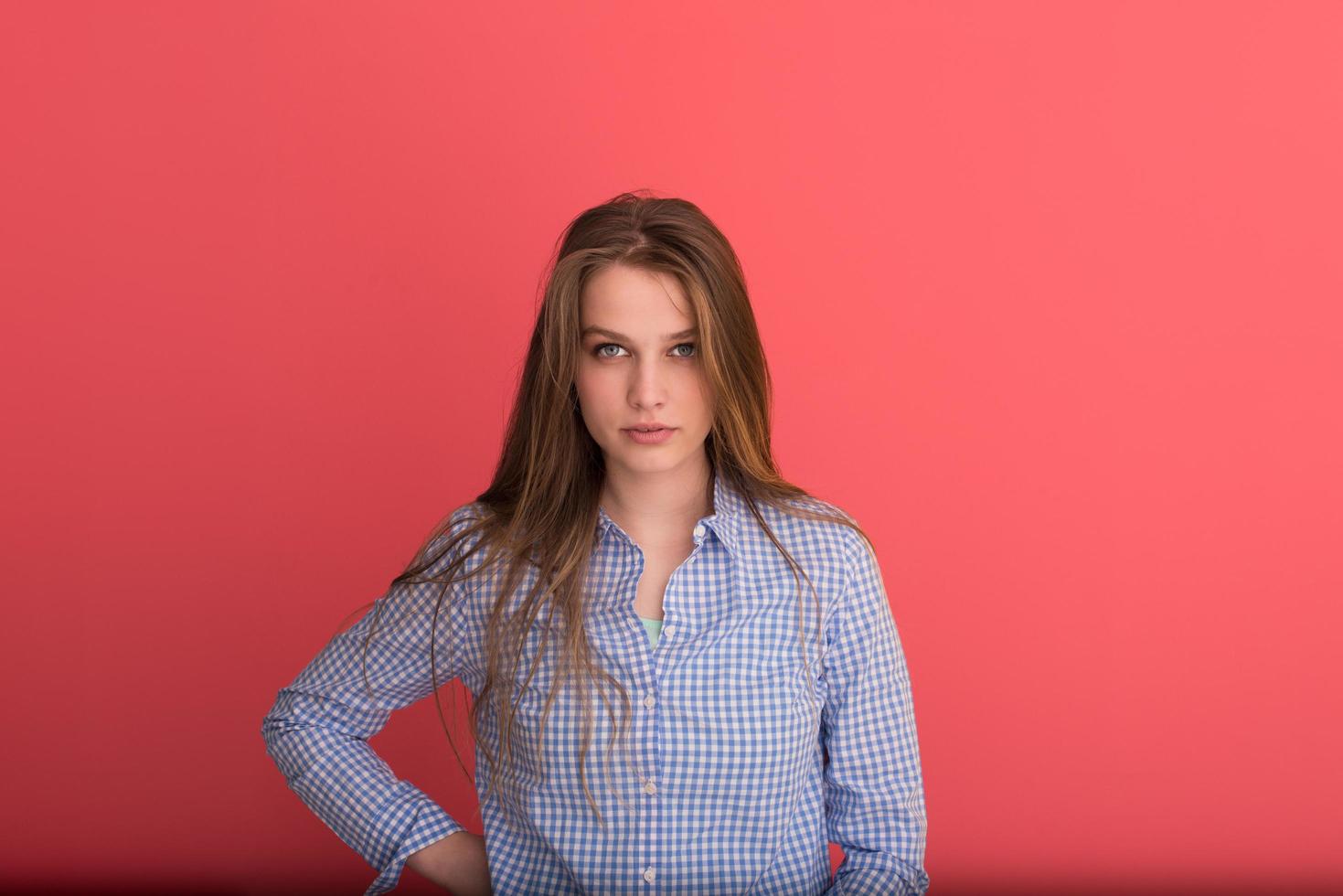 femme jouant avec ses longs cheveux soyeux photo