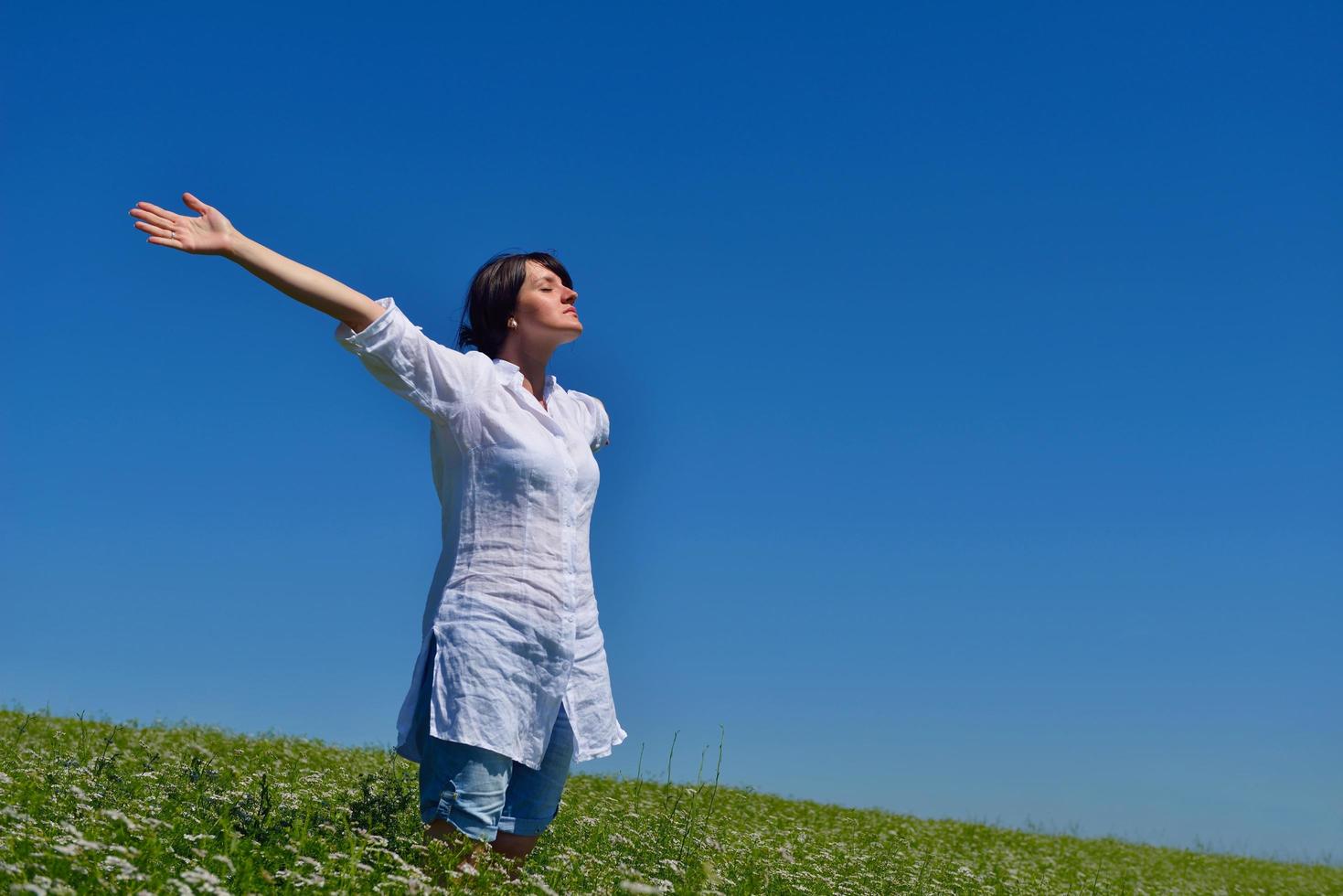 jeune femme avec les bras écartés vers le ciel photo