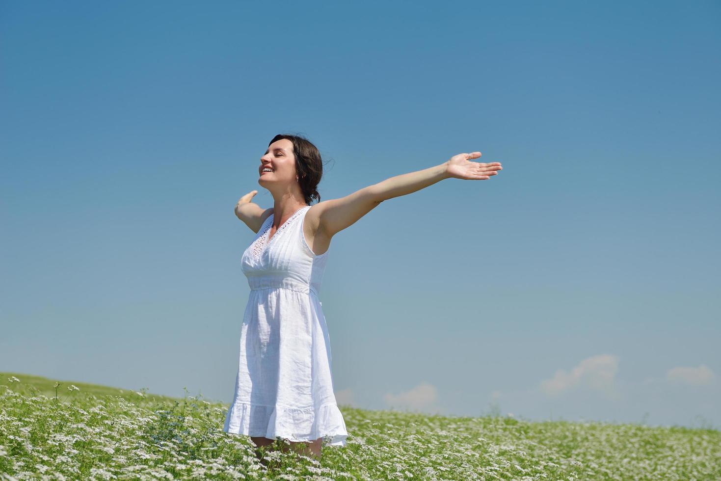 jeune femme heureuse dans un champ vert photo