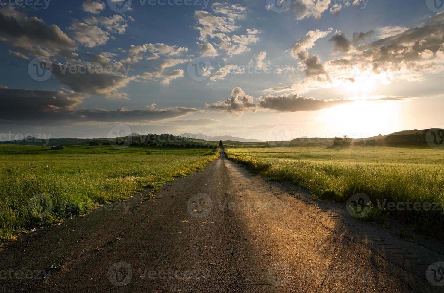 une longue route vide dans le pays photo