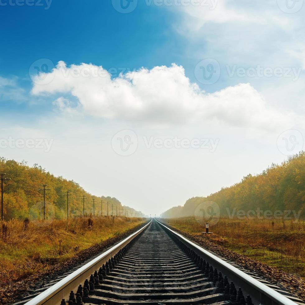 chemin de fer à l'horizon en automne photo