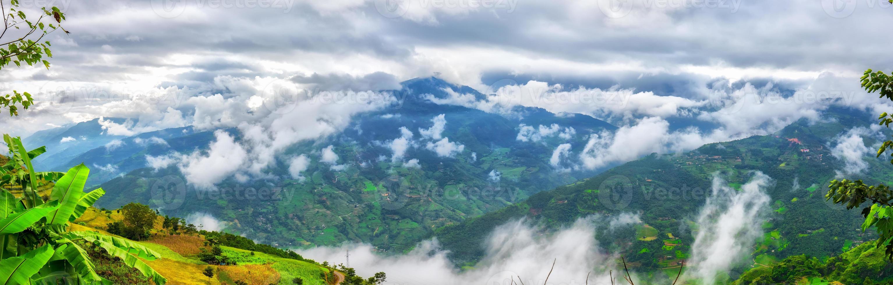 nuages et montagne nord-ouest du vietnam photo