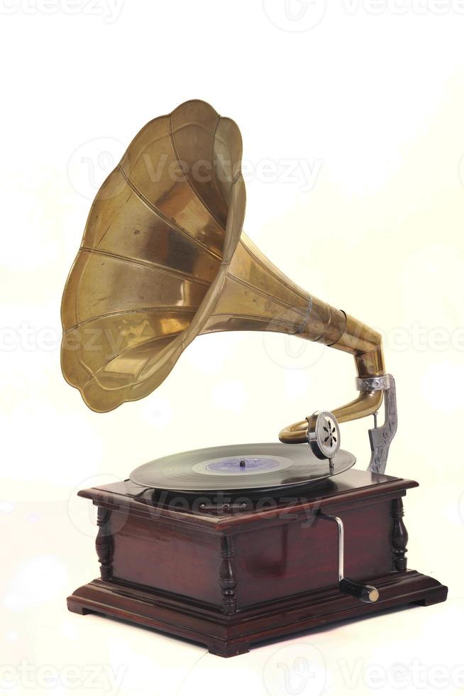 vieux gramophone sur blanc photo