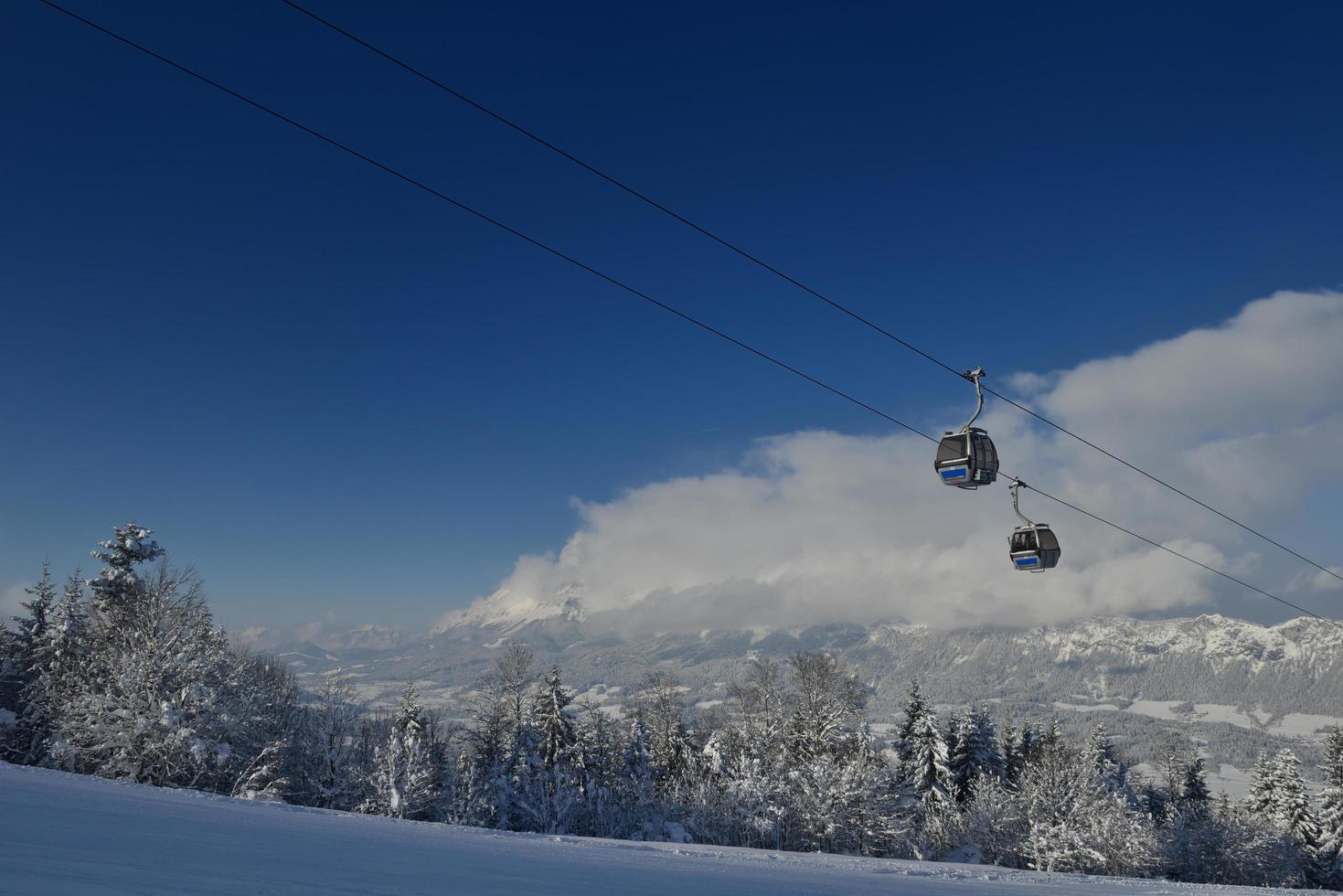 télécabine de remontées mécaniques dans les alpes photo