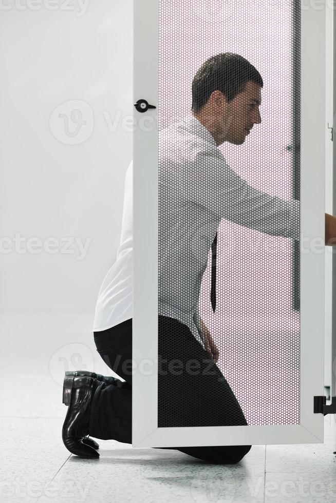 jeune ingénieur informatique dans la salle des serveurs du centre de données photo