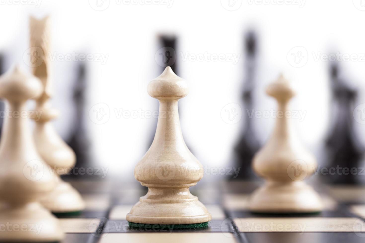 pièces d'échecs sur un échiquier. photo