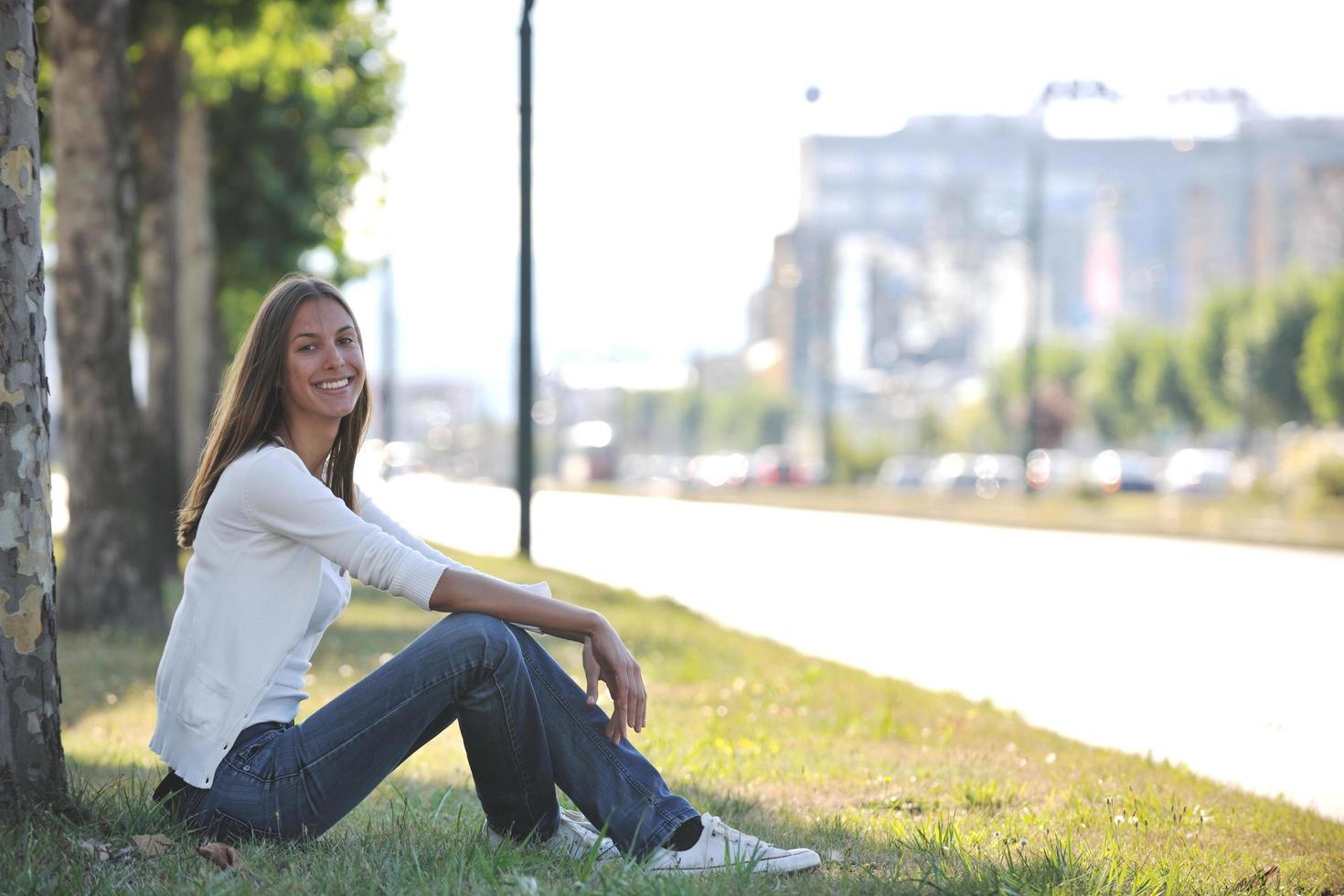 jeune femme s'amuser dans la rue photo