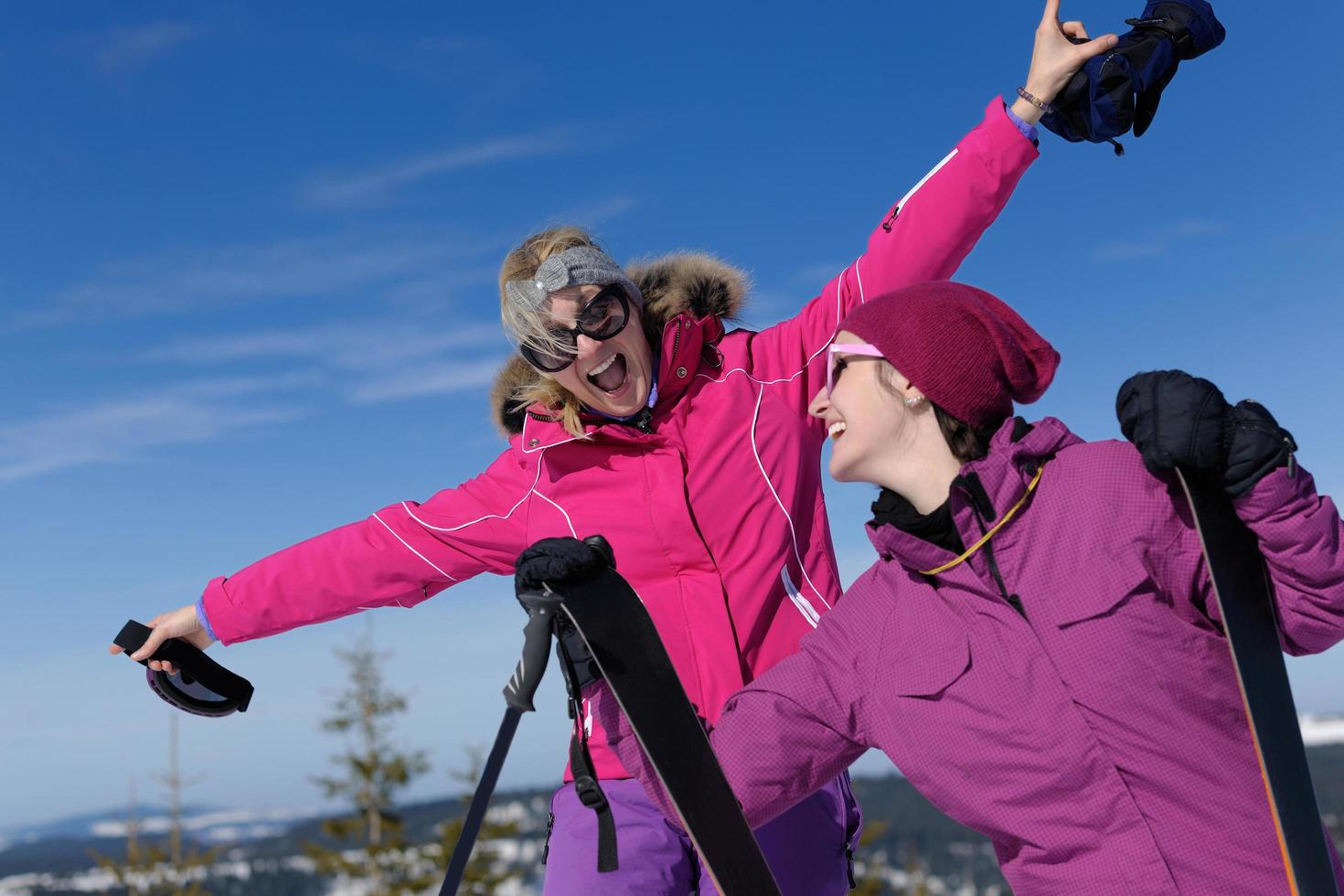 plaisir de la saison d'hiver avec un groupe de filles photo