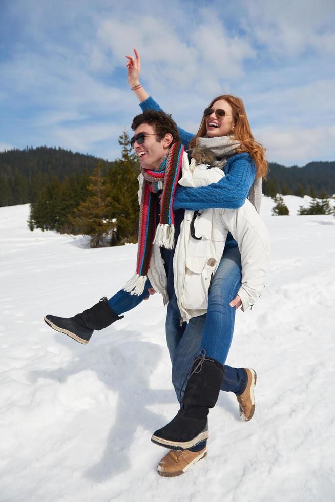 heureux jeune couple s'amusant sur un nouveau spectacle en vacances d'hiver photo