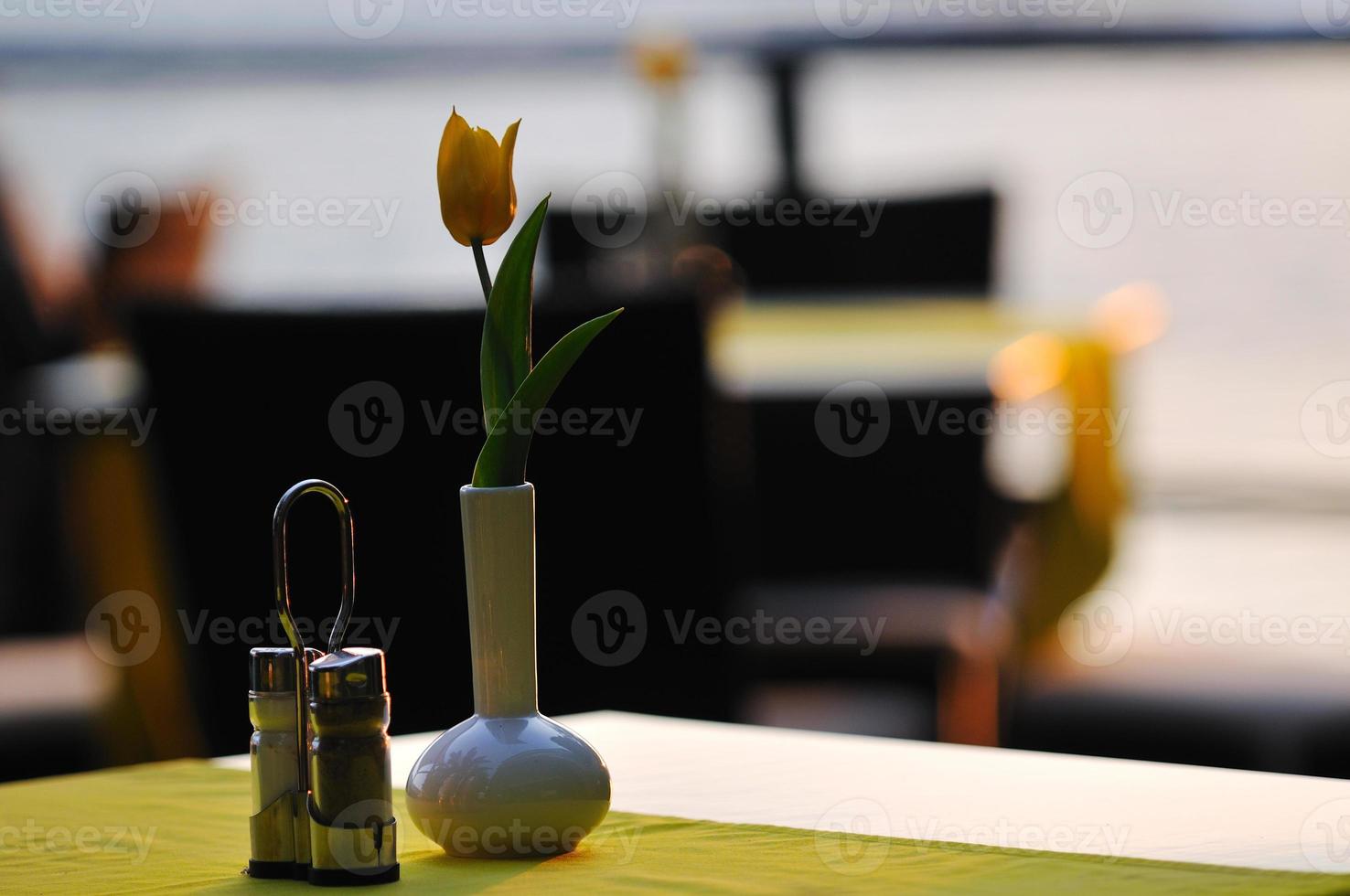 fleur au restaurant en plein air photo