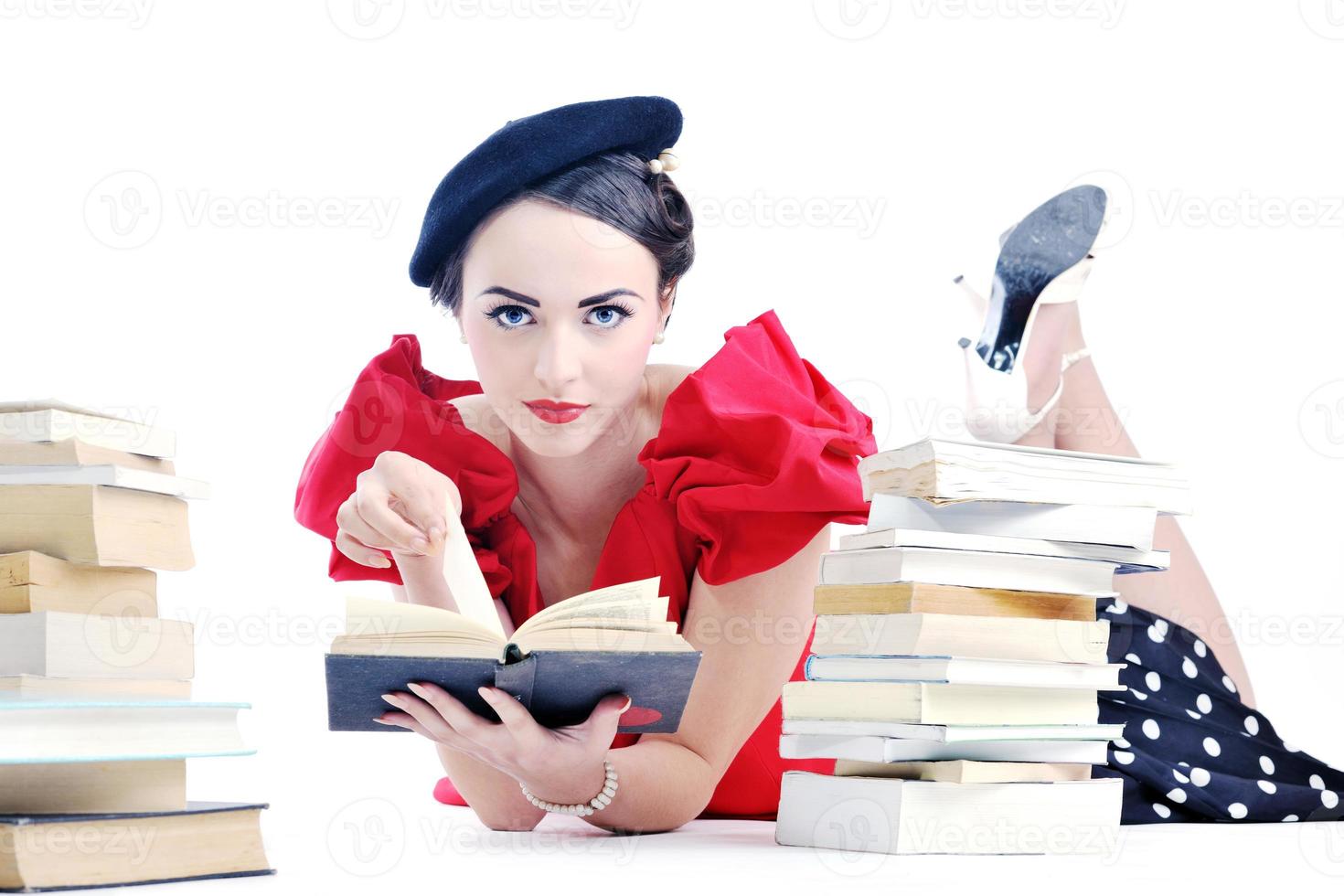 belle jeune femme lire un livre photo