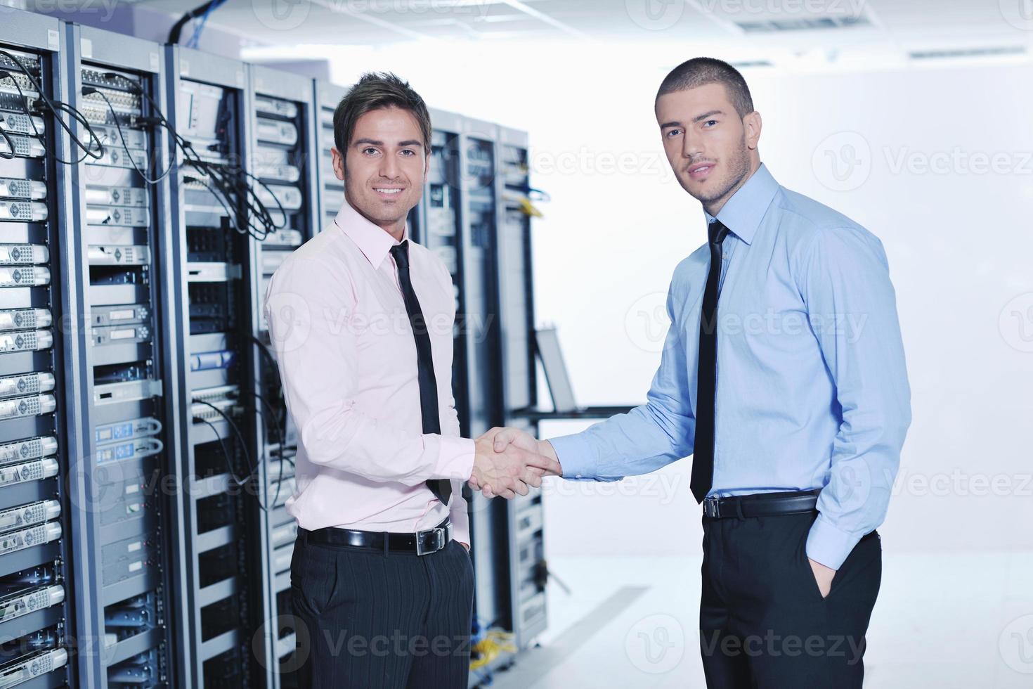 ingénieurs informatiques dans la salle des serveurs réseau photo