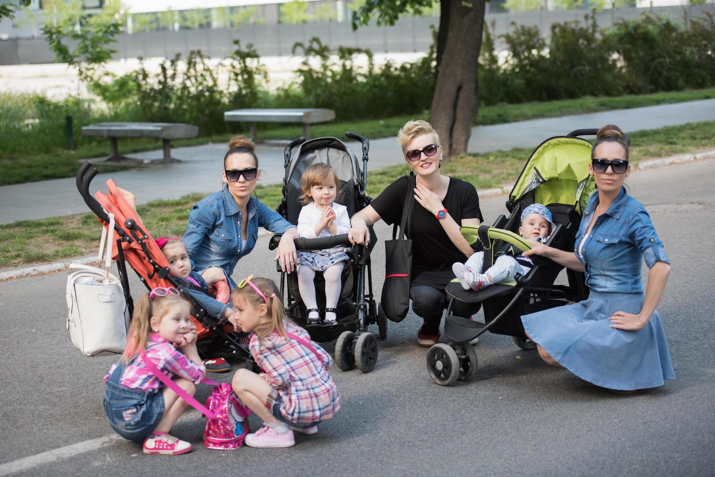 mère avec enfants dans le parc photo