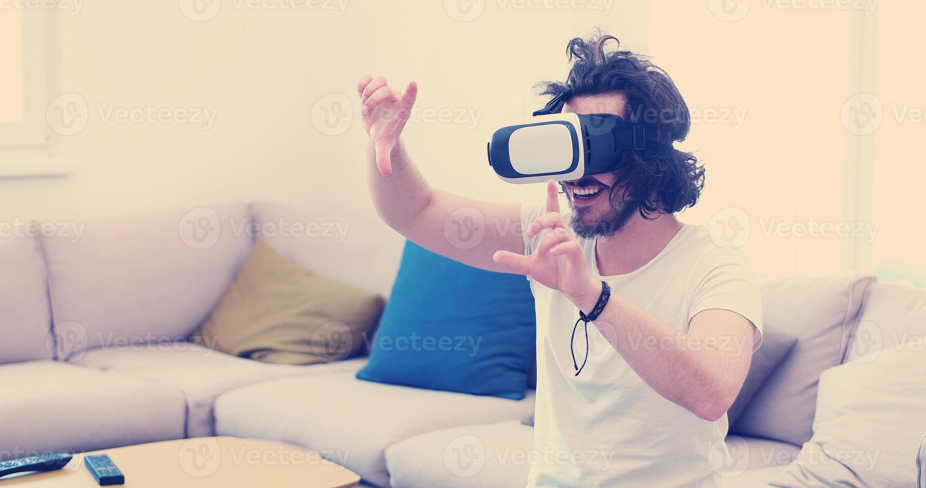 homme utilisant des lunettes de casque vr de réalité virtuelle photo