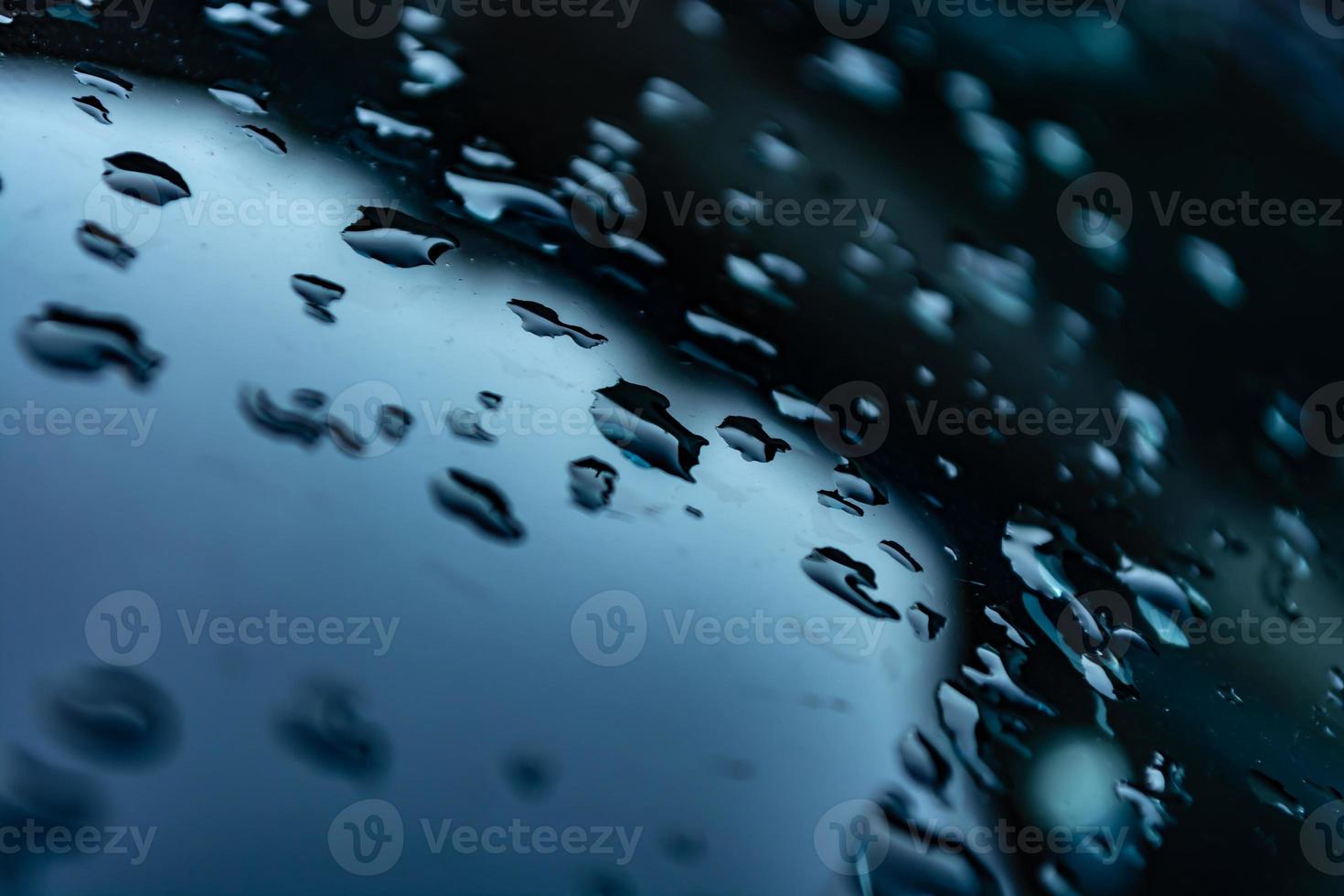 gouttes d'eau de pluie en gros plan sur le verre photo