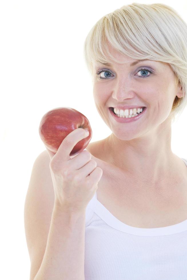 heureuse jeune femme mange une pomme verte isolée sur blanc photo