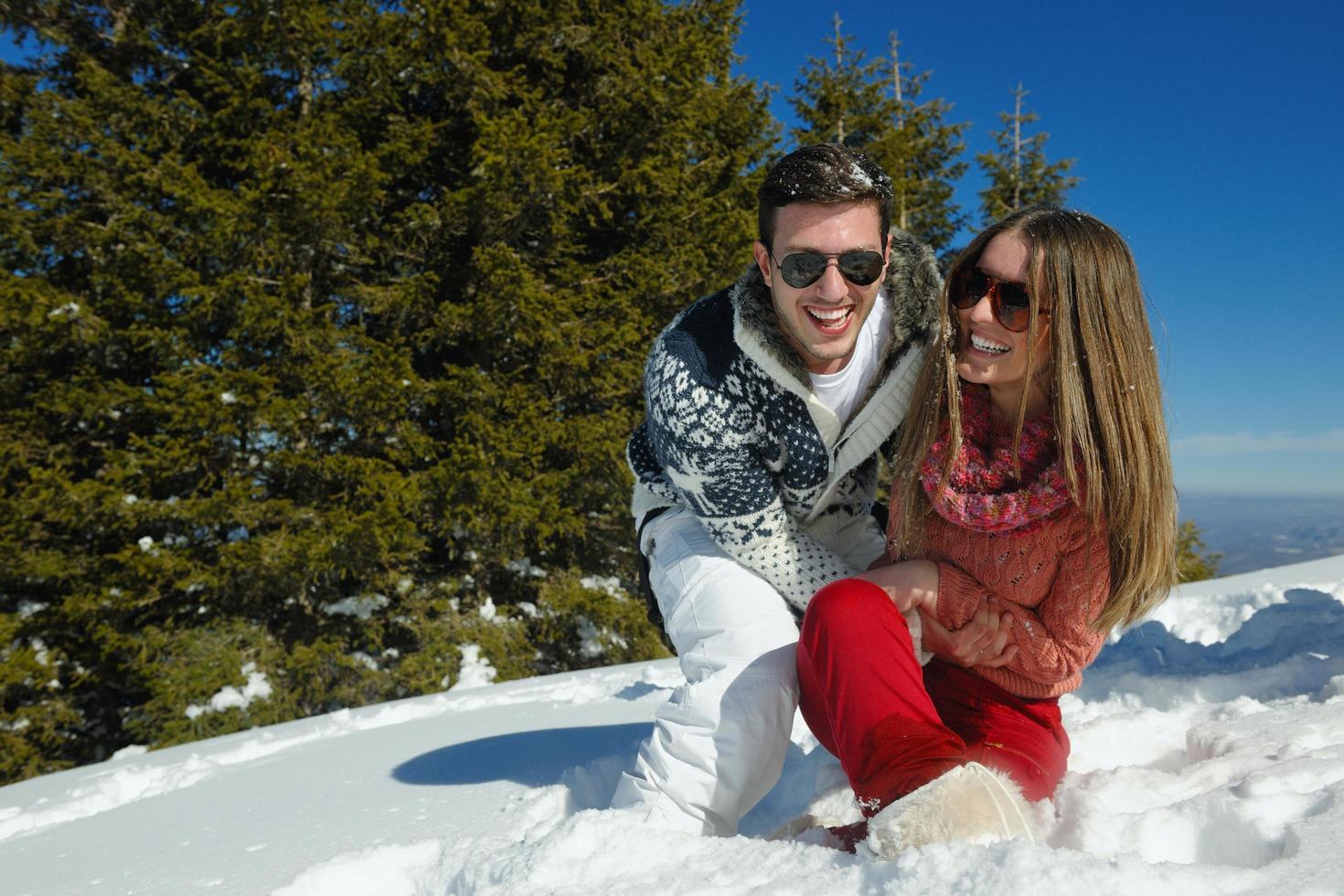 jeune couple, dans, hiver, neige, scène photo