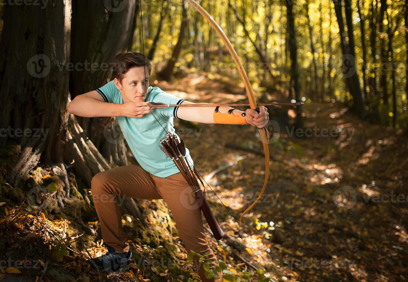 homme de formation en bois avec arc et flèche. photo