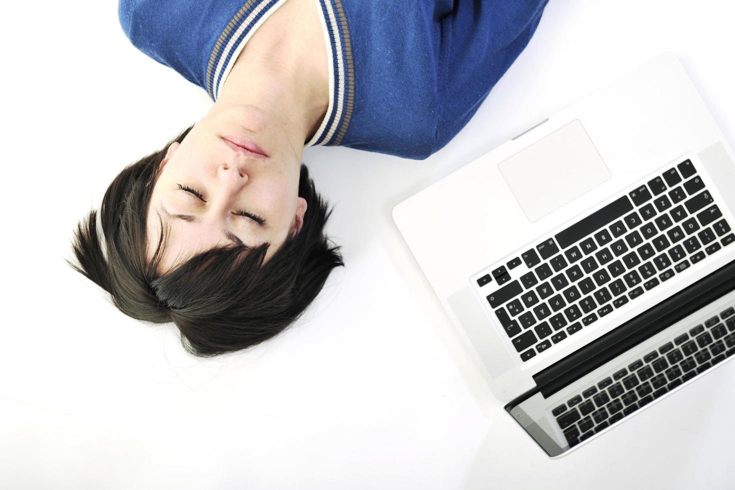 jeune femme isolée sur blanc à la recherche de solutions photo