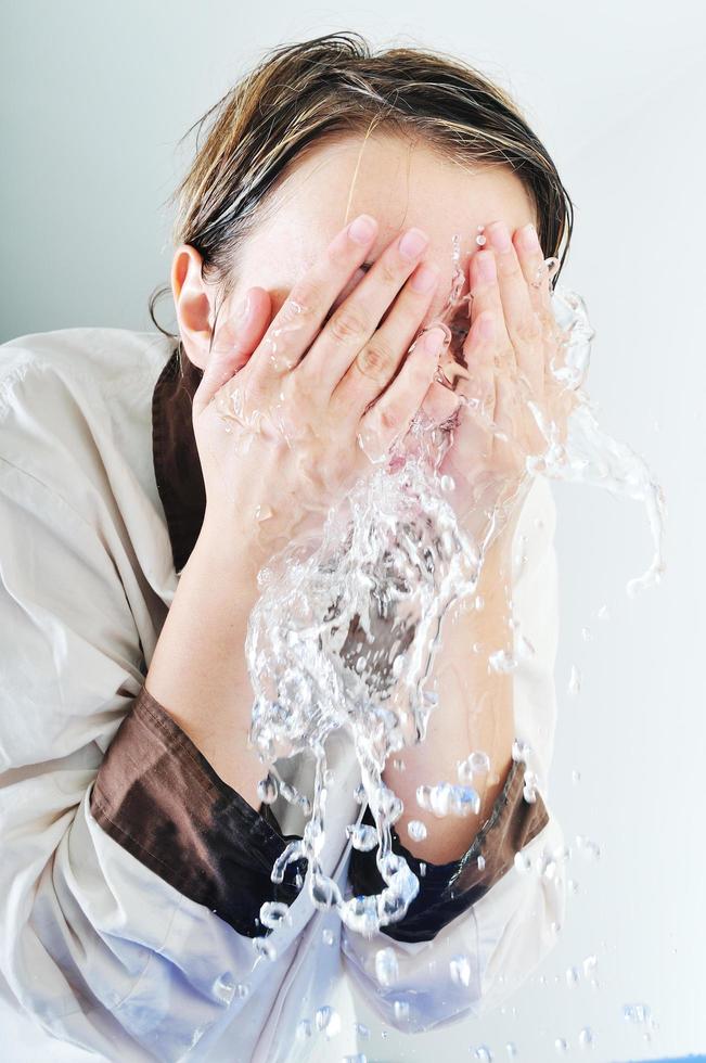 lavage de visage de femme photo