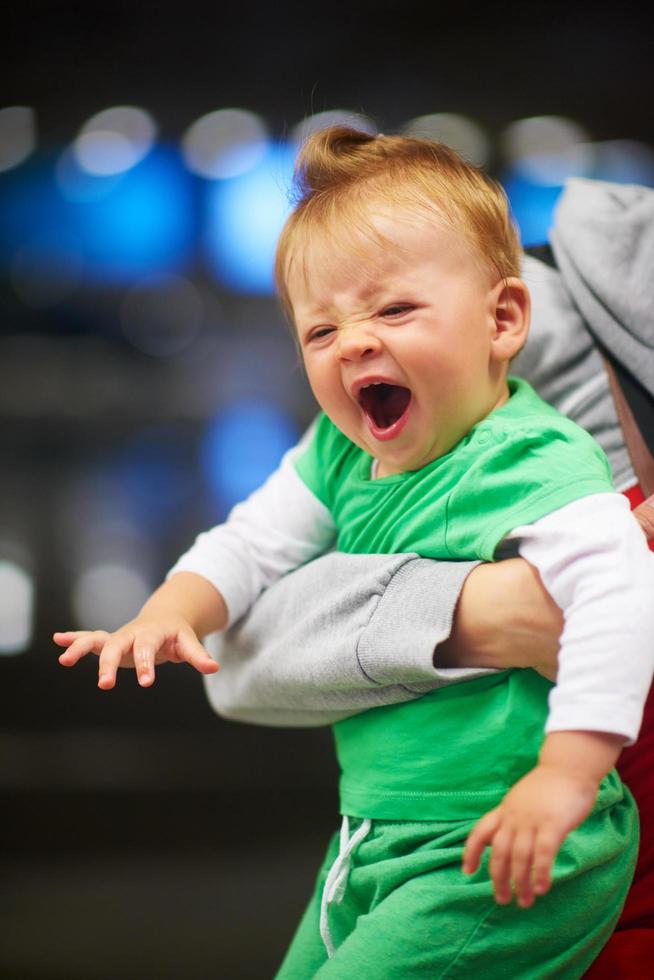 mère avec bébé dans les magasins photo