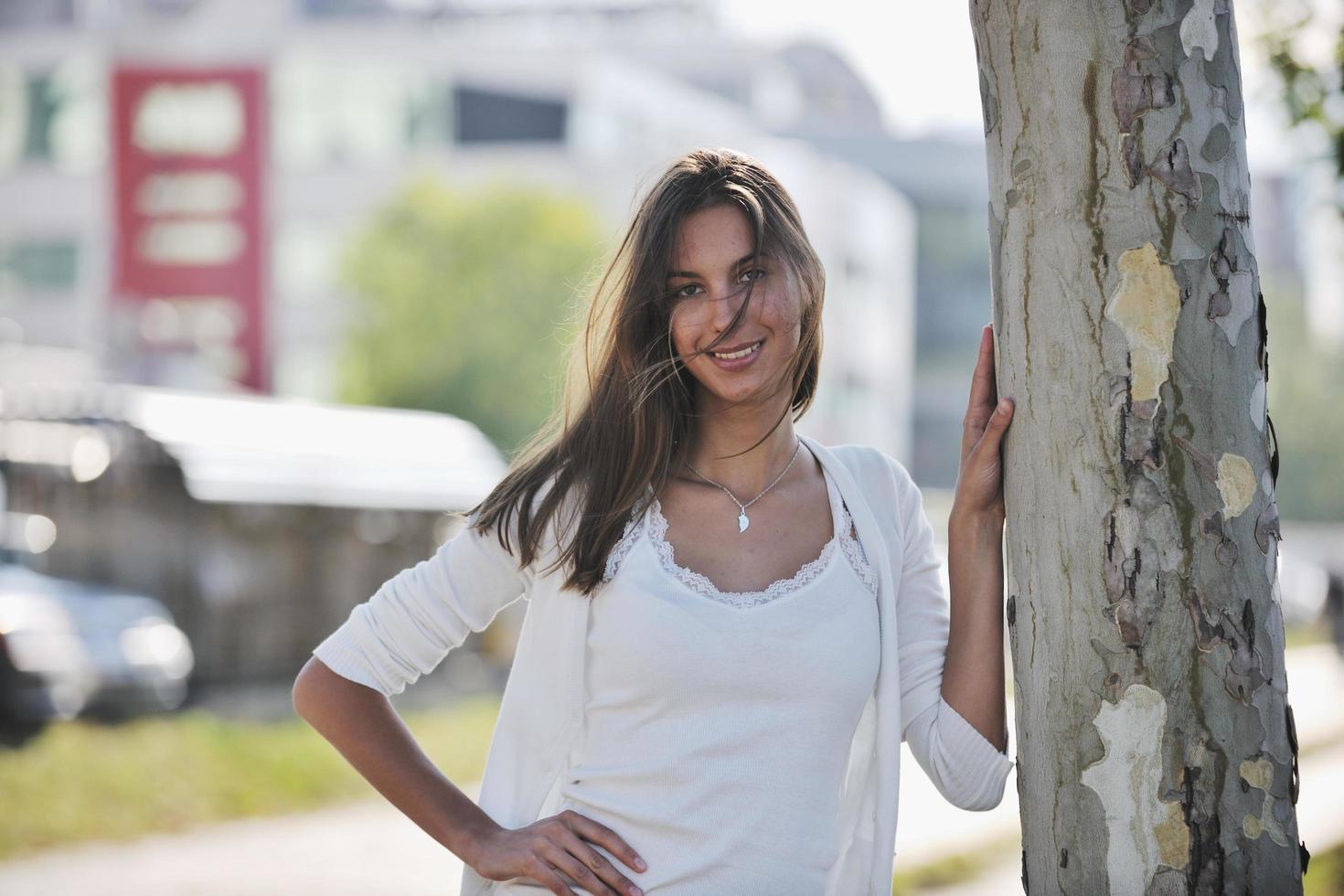 jeune femme s'amuser dans la rue photo