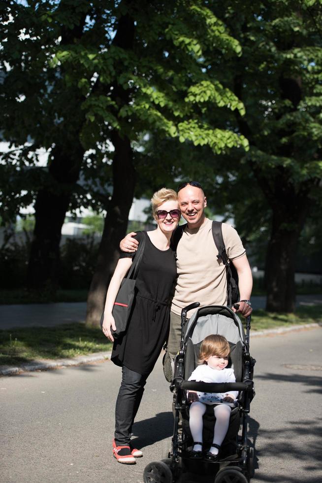 couple avec bébé landau dans le parc d'été photo