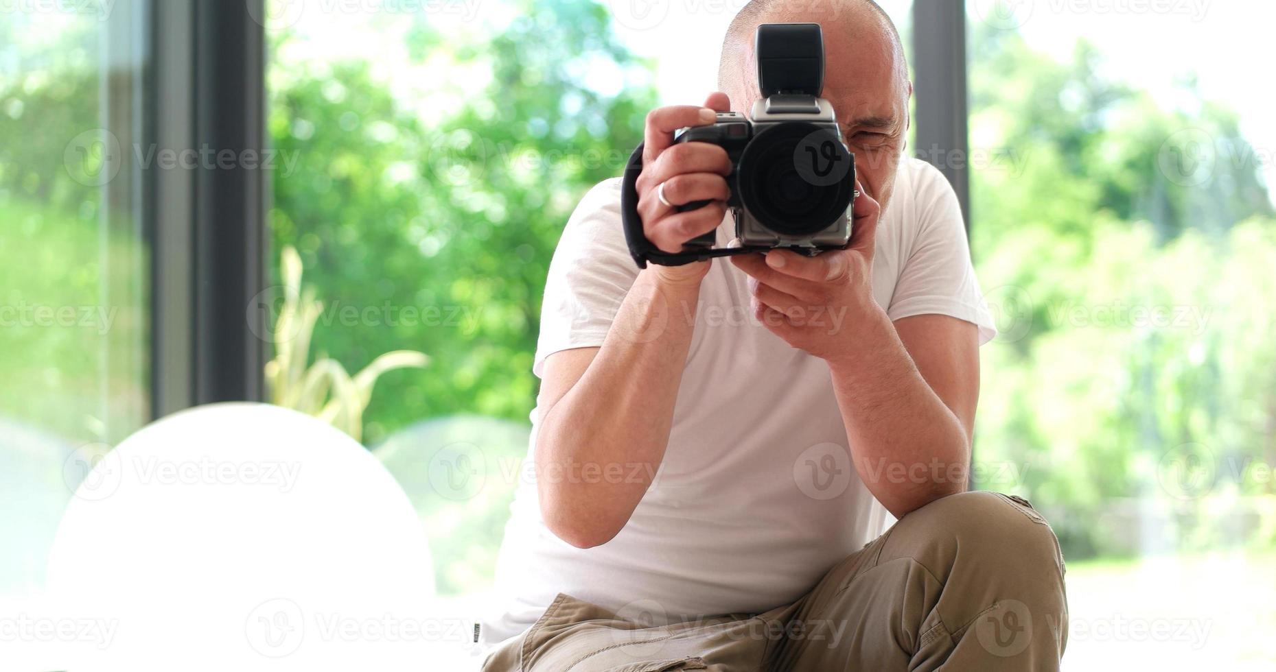 le photographe prend des photos avec un appareil photo reflex numérique