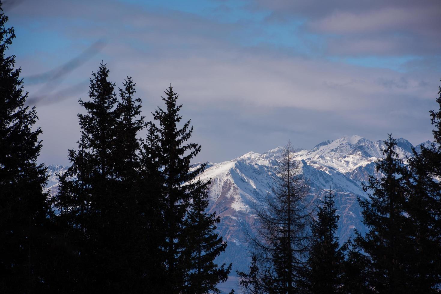 vue sur les montagnes d'hiver photo