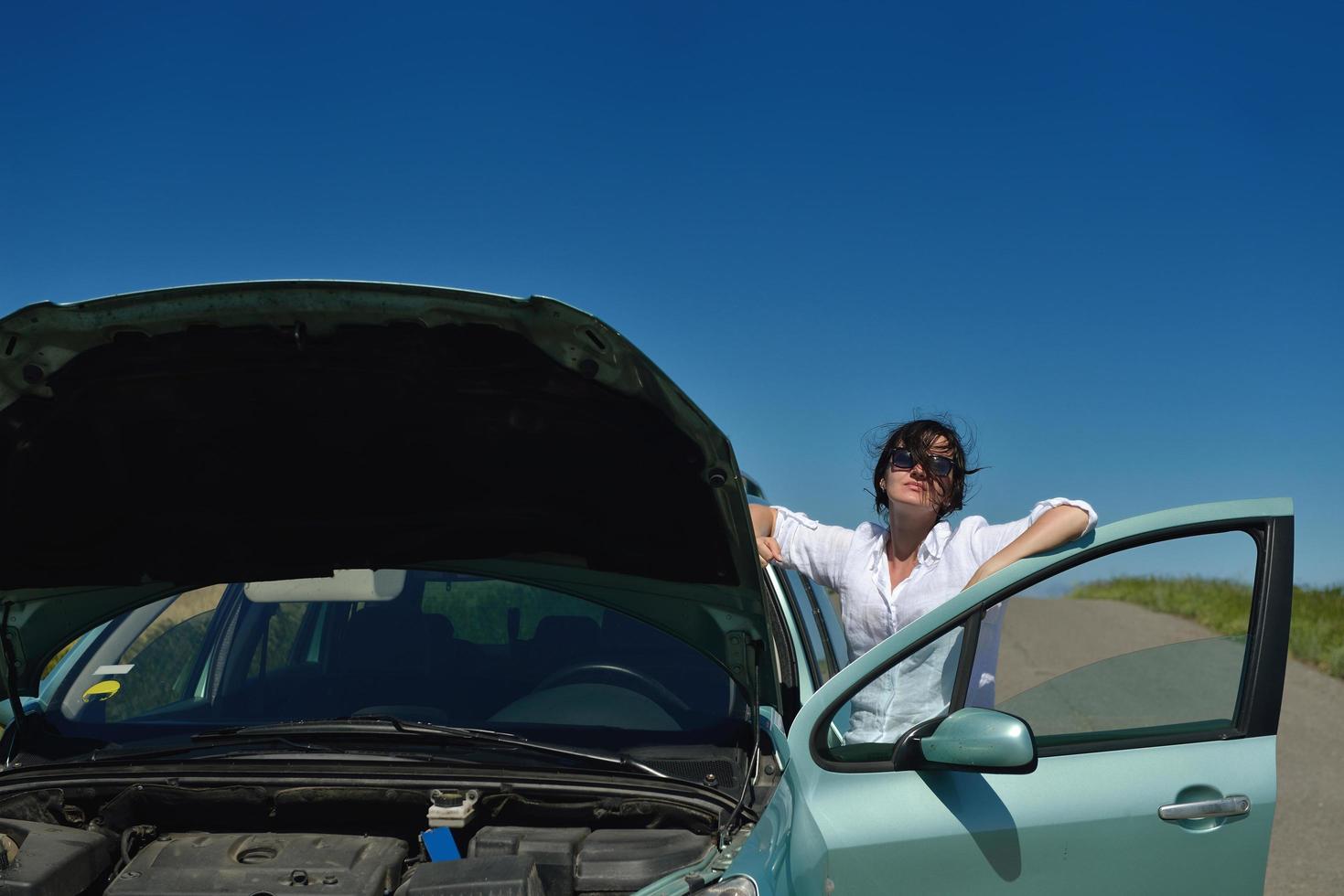 femme avec voiture cassée photo