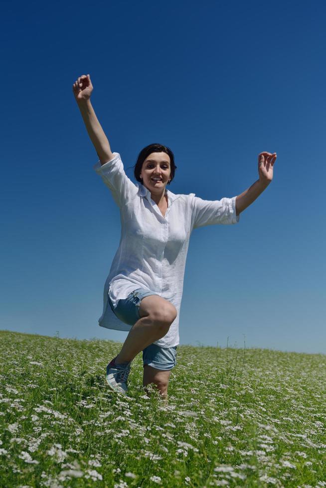 jeune femme heureuse dans un champ vert photo