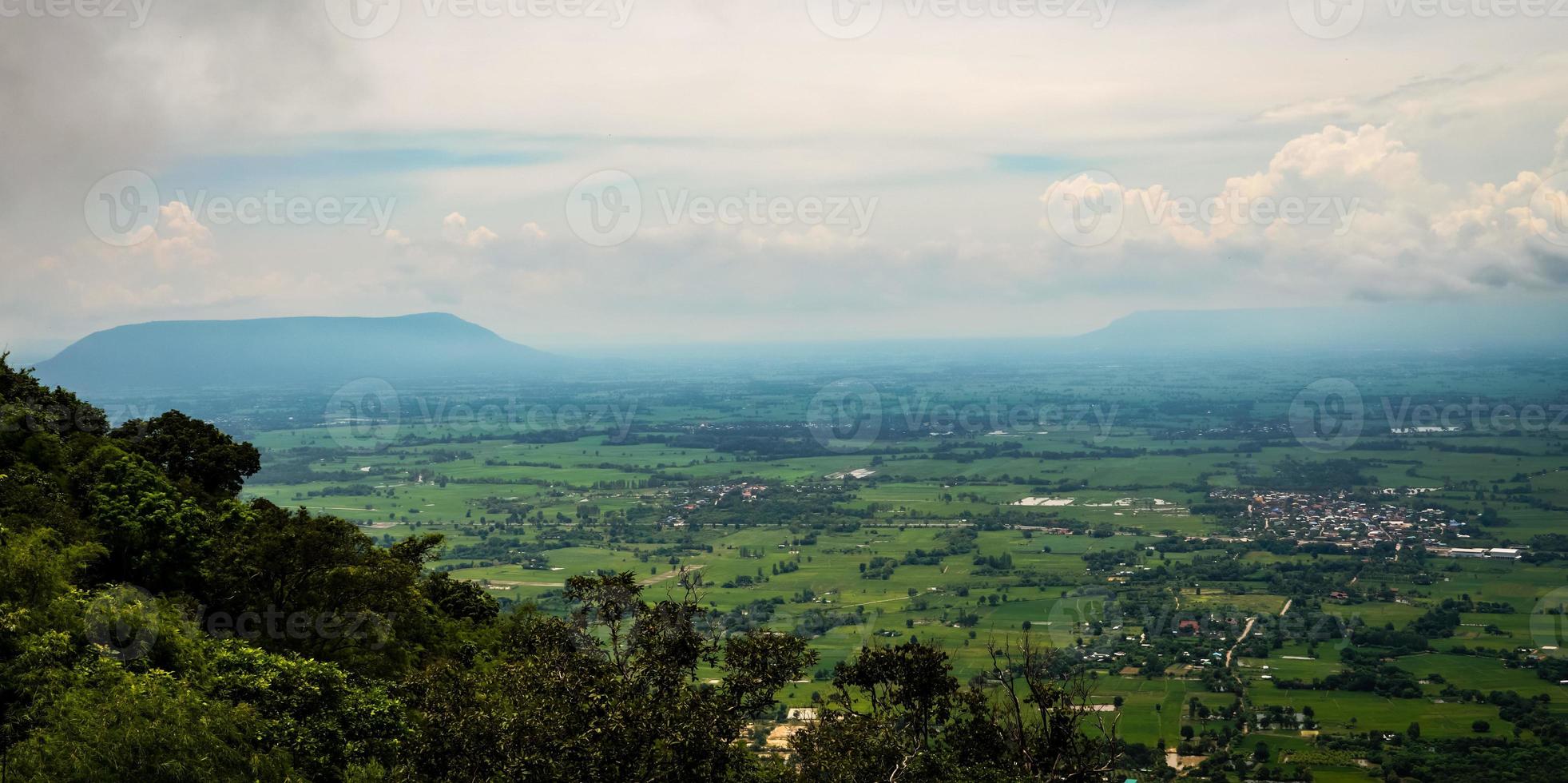 le magnifique paysage naturel d'une petite communauté urbaine et le brouillard pendant la saison des pluies de thaïlande. photo