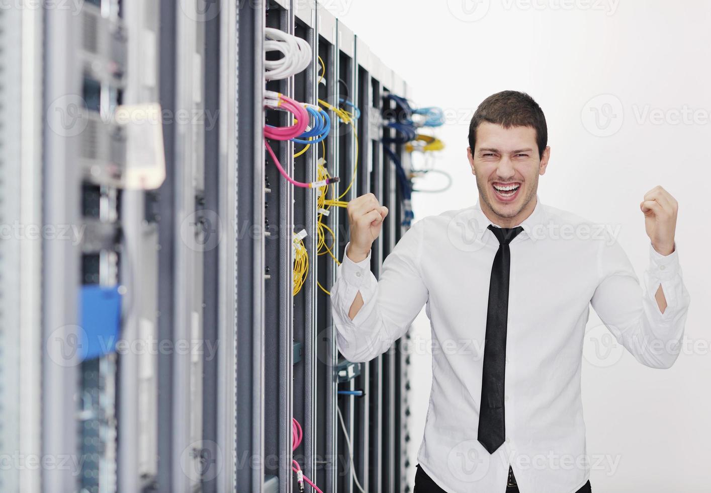 jeune ingénieur informatique dans la salle des serveurs du centre de données photo