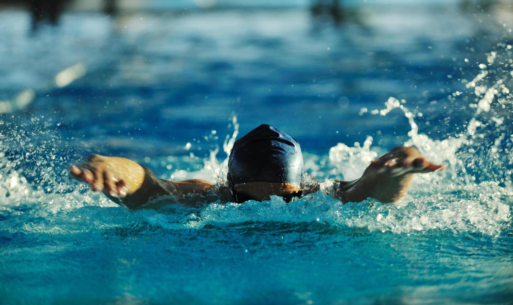 nageur en piscine photo