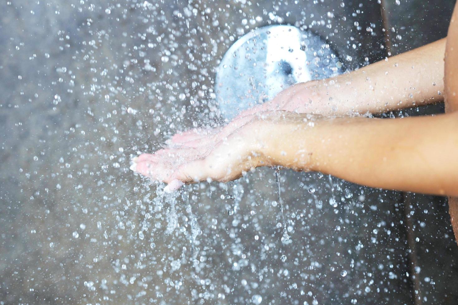 sexy jeune femme enjoing bain sous douche d'eau photo
