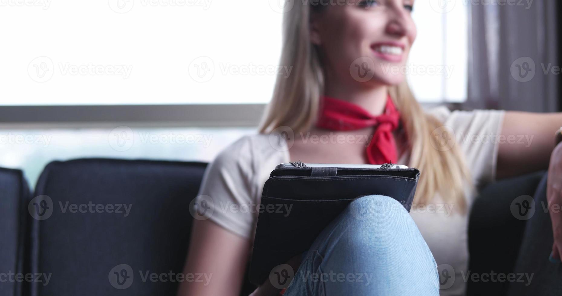 Teen woman girl using a tablet pc assis sur le sol dans un salon , touchant  un écran blanc 4827369 Photo de stock chez Vecteezy