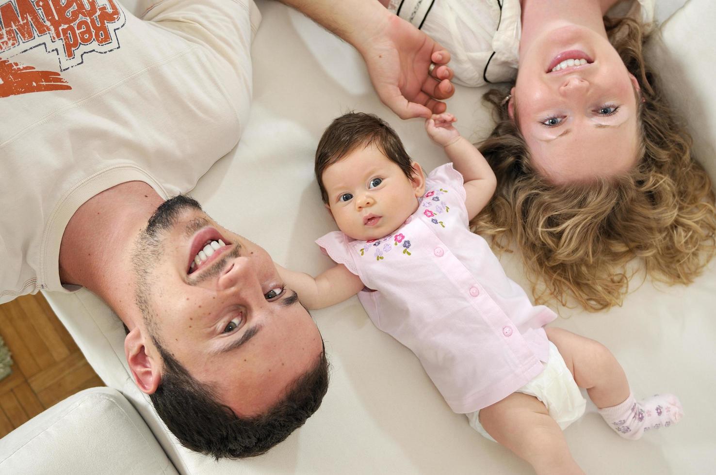 portrait intérieur avec une jeune famille heureuse et un mignon petit bébé photo