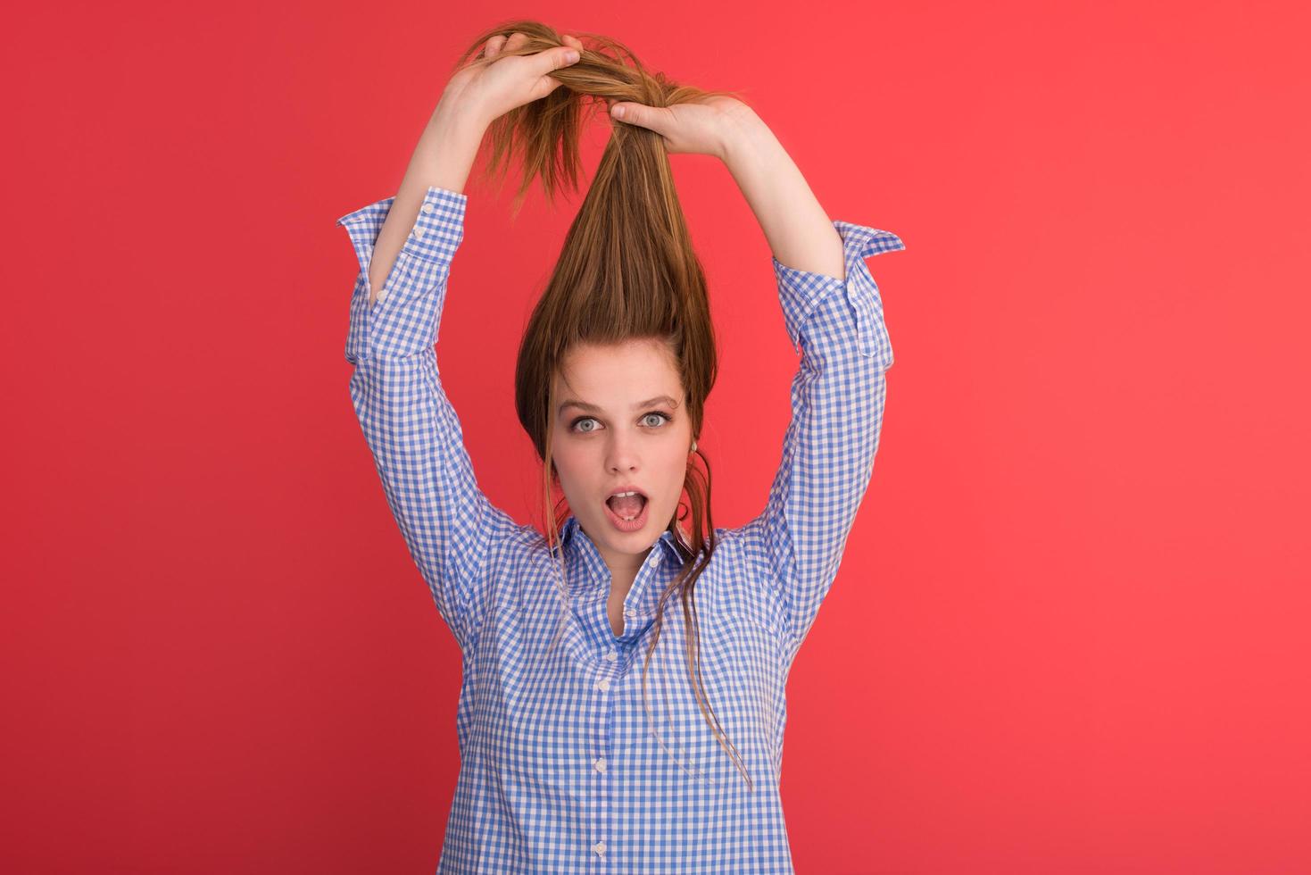 femme jouant avec ses longs cheveux soyeux photo