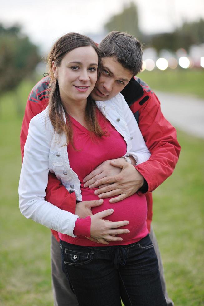 couple heureux en plein air photo