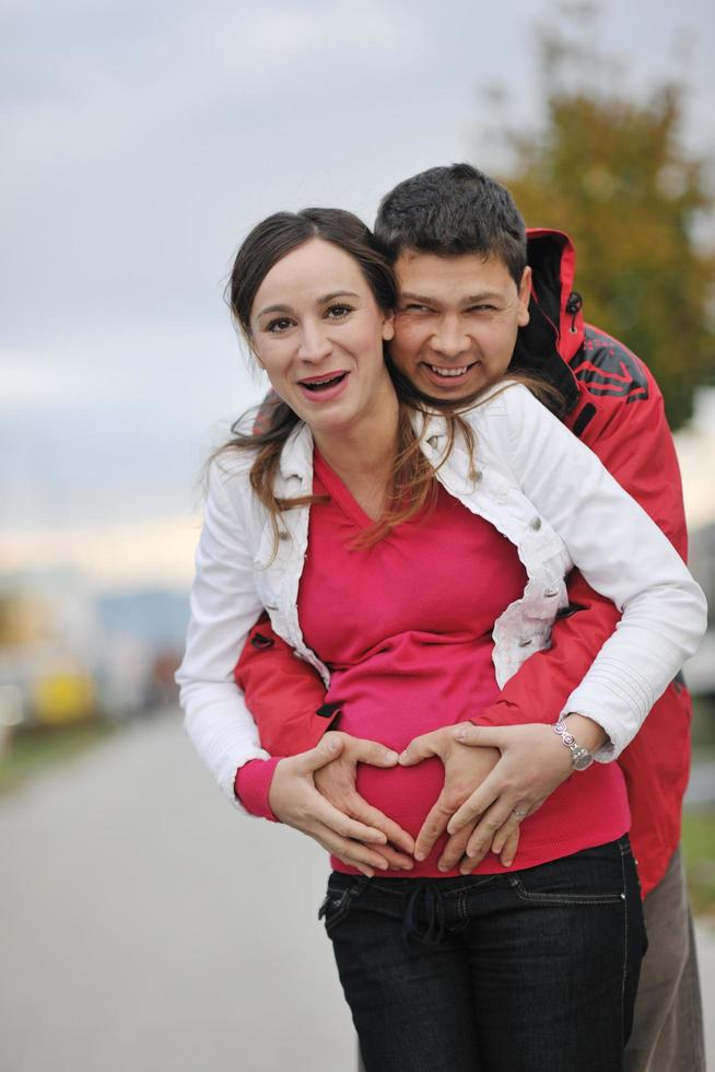 couple heureux en plein air photo