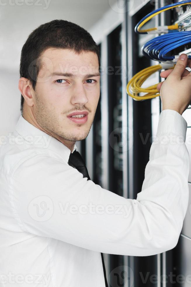 jeune ingénieur informatique dans la salle des serveurs du centre de données photo