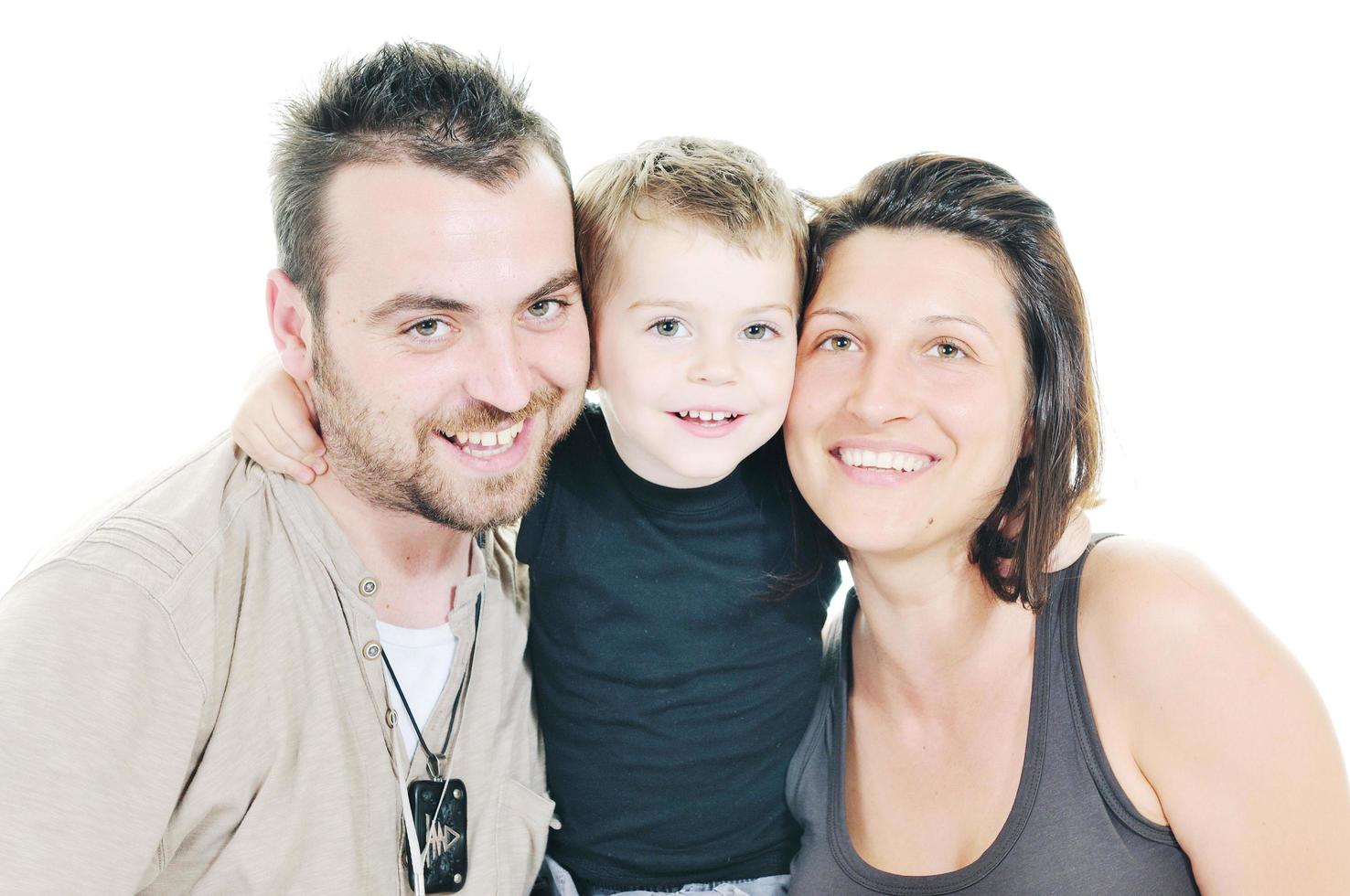 heureux jeune famille isolé sur blanc photo