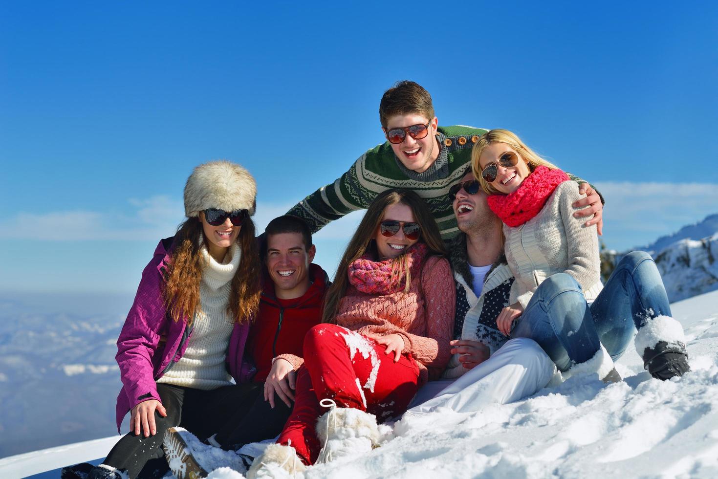 plaisirs d'hiver avec un groupe de jeunes photo